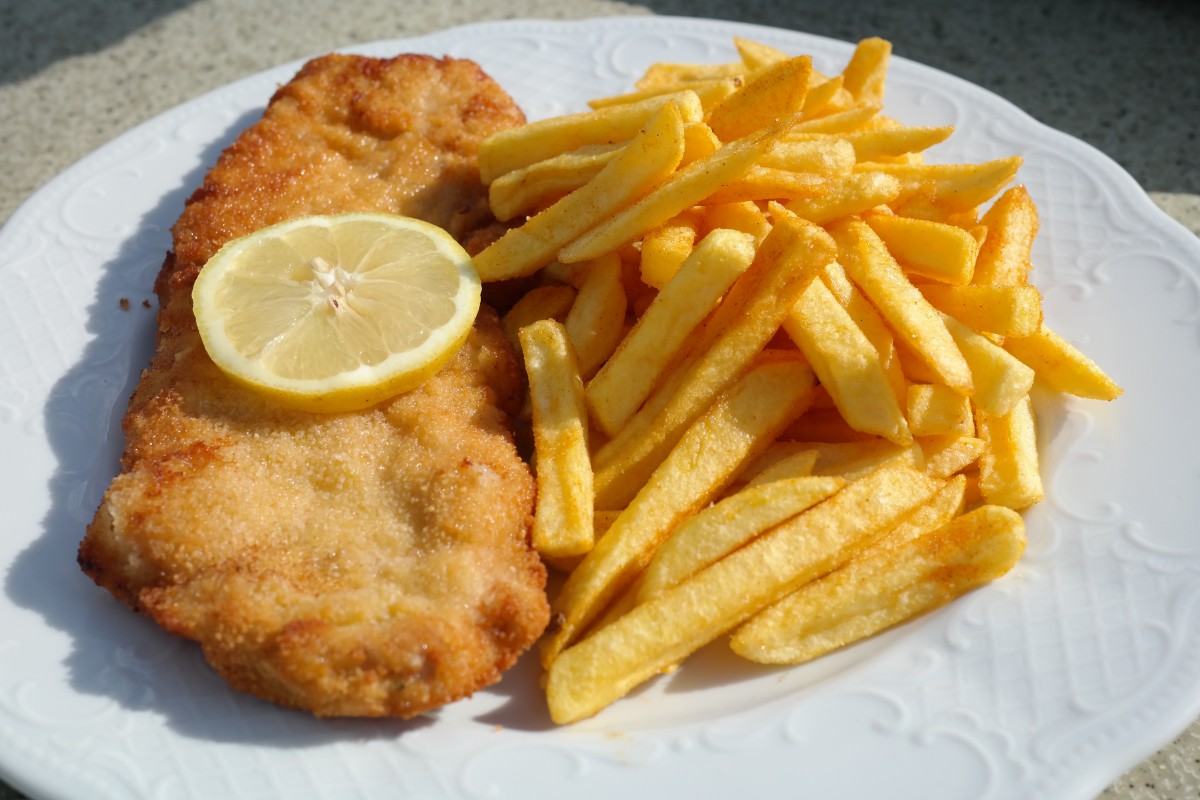 Wiener Schnitzel mit Pommes Frites – gutbürgerliche Küche in den Keglerstuben Wasserliesch